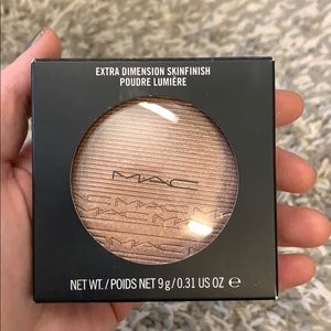 Mac Extra Dimension Skinfinish NWT